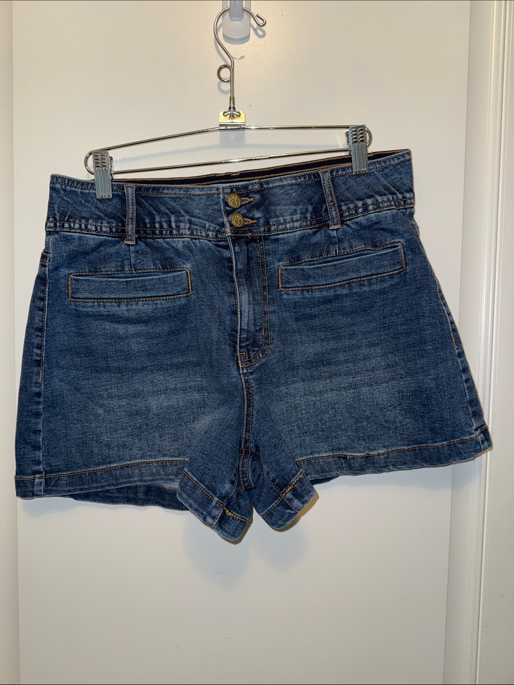 Like new Draper James High-Rise Welt Pocket Denim Shorts Medium Wash size 8